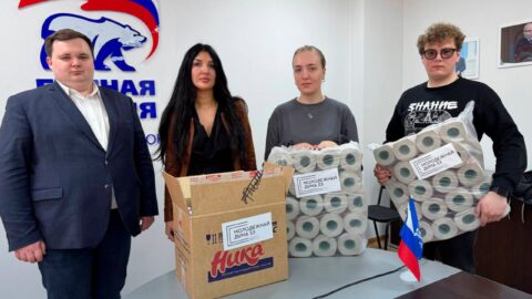 Mládežnická organizace dodala výboru Putinovy strany toaletní papír pro evakuované po výbuchu. 