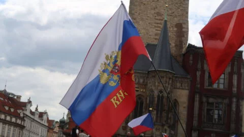 Protivládní demonstrace na Staroměstském náměstí v Praze (8. 5. 2025).